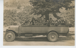 Delcampe - AUTOMOBILES - LOURDES - Belle Carte Photo Touristes En Excursion Dans Automobile Datée 1924 - Photo GAHOU à LOURDES - Busse & Reisebusse