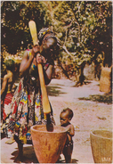 AFRIQUE DE L´OUEST,Sénégal,prés Guinée,metier,village,enfant,pilage - Senegal