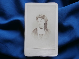 Photo CDV Anonyme - Beau Portrait Jeune Femme Coiffure Avec Anglaises, Second Empire Vers 1860 L292 - Oud (voor 1900)