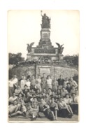 Fotokart - Gruppe Von Touristen Am Denkmal Der Erinnerung. - 195...? (Mi9) - Rheingau