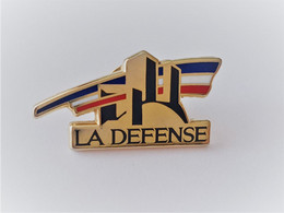PINS ARTHUS BERTRAND LA DEFENSE PARIS BLEU BLANC ROUGE / Base Doré / 33NAT - Arthus Bertrand