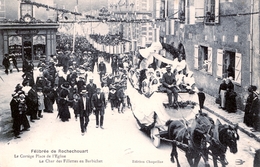 87. HAUTE-VIENNE - ROCHECHOUART. Félibrée 1913. Le Cortège Place De L'Eglise. Le Char Des Fillettes En Barbichet.. - Rochechouart