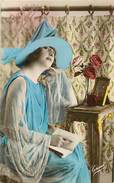Themes Div Ref P489- Femmes -femme - Mode - Beau  Chapeau Et Belle Robe  -theme Chapeaux  -carte Bon Etat - - Mode