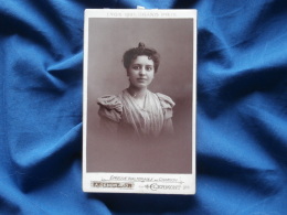 Photo CDV  Gendraud à Clermont Ferrand  Portrait Jeune Femme Brune Portant Une Robe Avec Plumetis - CA 1895 - L302 - Oud (voor 1900)