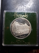 OFFICIAL SOUVENIR MEDAL "HARRODS" EN ARGENT - Profesionales/De Sociedad