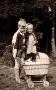 Photo Originale Jeu & Jouet - 	Enfants Apprentis Parents Promenant Leur Lapin Dans Le Landau En Osier - Anonieme Personen