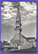 Carte Postale 29. Ploudalmezeau  L'église  Voitures   Trés Beau Plan - Ploudalmézeau