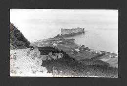 PERCÉ - QUÉBEC - LE ROCHER PERCÉ VUE DE LA MONTAGNE - VÉRITABLE PHOTO - Percé