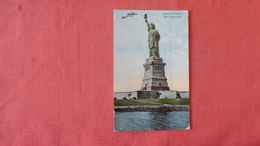 - New York > New York City > Statue Of Liberty-   Small Plane  Has  A Red Parcel Post Stamp  Ref 2510 - Statue De La Liberté