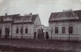 T2 1910 Orosháza, Utcakép épülettel, Photo - Ohne Zuordnung