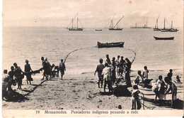 Delcampe - POSTCARD AFRICA ANGOLA   MOSSAMEDES - FISHERMAN´S , PESCADORES INDIGENAS - Angola