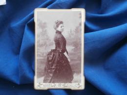 Photo CDV F. Ricard à Avallon-  Jeune Femme, Robe à Faux Cul, Vers 1875  L303 - Alte (vor 1900)