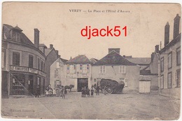 51 - VERZY - La Place Et L'Hôtel D'Anvers / Animation : Familistère, Chevaux, Charette Foin, Personnages - Verzy