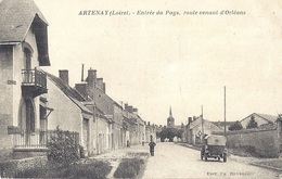 CP 45 ARTENAY Entrée Du Pays Route Venant D'Orléans ( Voiture Automobile , Batiment , Habitations , église ) - Artenay