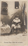 Carte Photo 1900 - Comme Papa Bébé Fais Sa Barbe - Illustration Signée Au Dos Par RC - Artisanat
