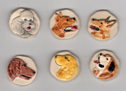 RARE Série Complète 6 Fèves Biscuit Verni CHIENS Alcara 1992 Berger, Cocker, Saint-bernard, Caniche, Boxer, Setter - Animales