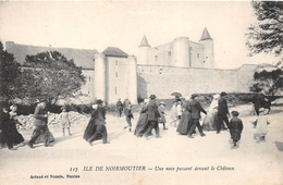 ¤¤  -  117  -    ILE De NOIRMOUTIER   -   Une Noce Passant Devant Le Chateau  -  ¤¤ - Ile De Noirmoutier