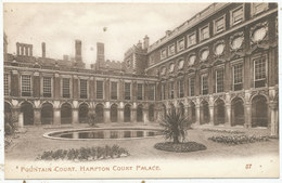 Fountain Court, Hampton Court Palace - Middlesex