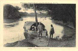 MALI  SOUDAN   PASSAGE D'UNE RIVIERE EN PIROGUE - Mali