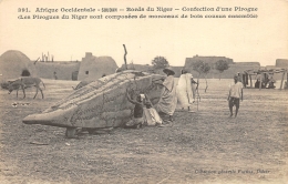 MALI  SOUDAN   BORDS DU NIGER  CONFECTION D'UNE PIROGUE - Mali