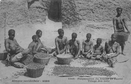 MALI  SOUDAN   PREPARATION DU BEURRE DE KARITE  TRIAGE DES NOIX  NUS FEMININS - Mali