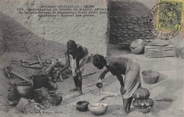 MALI  SOUDAN   PREPARATION DU BEURRE DE KARITE, CUISSON DE LA PATE BRUTE ET DECANTAGE FINAL DEPUIS UNE CALEBASSE - Malí