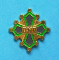 1 PIN'S  //   ** CROIX CLÉCHÉ ** BNP ** - Banks