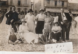 LES SABLES D'OLONNE  - Groupe Sur La Plage Posant Devant Le Grand Café De La Plage - Photo Format Cpa - Sables D'Olonne