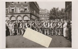 75001  - Une équipe Cycliste Du Sud-Est Posant Devant L' Hôtel Du Louvre ( Carte Photo ) - Bar, Alberghi, Ristoranti