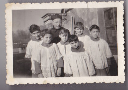 PHOTO FORMAT9 X 6   MONTS EN INDRE ET LOIRE  LE CURE DE MONTS EN 1949 ET SES ENFANTS DE CHOEUR - Unclassified