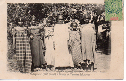 MADAGASCAR.....COTE OUEST......GROUPE DE FEMMES SAKALAVES - Madagaskar
