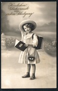 A1828 - Altes Foto Glückwunschkarte - Schulanfang - Kleines Mädchen - Mode Frisur Hut - Primero Día De Escuela