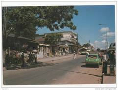 X1257 REPUBLIQUE DU GABON LIBREVILLE RUE DU QUARTIER DE MONT BOUET VOITURE R5 ?  2 SCANS - Gabon