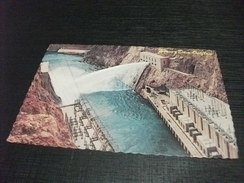 HOOVER DAM LOCATED ON THE COLORADO RIVER BETWEEN NEVADA AND ARIZONA DIGA - Châteaux D'eau & éoliennes