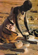 Afrique (Burkina Faso ) HAUTE VOLTA En Pays MOSSI Préparation Quotidienne Du Repas  (femme)*PRIX FIXE - Burkina Faso