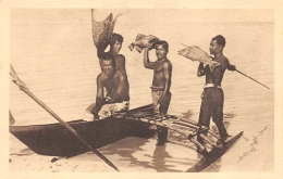 ILES CAROLINES  RETOUR DE PECHE  PIROGUE - Micronésie