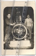 Delcampe - CARTE PHOTO  -  OUVRIER  - TURBINE - USINE -  A Localiser - Industrie