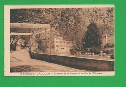 CARTE POSTALE  FONTAINE DU VAUCLUSE Chemin De La Source Et Jardin De Pétrarque - Otros & Sin Clasificación