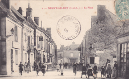 37. NEUVY LE ROI. CPA . LA PLACE. ANIMATION. COMMERCES . ANNÉE 1906 + TEXTE - Neuvy-le-Roi