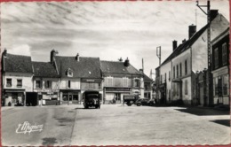 77 FAREMOUTIERS - Place Du Général De Gaulle - Voitures - Faremoutiers