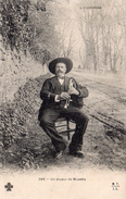 15.....CANTAL.....AUVERGNE.....UN JOUEUR DE MUSETTE - Autres & Non Classés