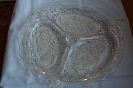 Ancien Plat à Hors D'oeuvre à Compartiments , En Verre Transparent Et Dépoli , Avec Motifs - Glas & Kristall