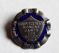Broche Ancienne University Womens Camps For School Girls H.W. Miller Ltd Birmingham émail Badge Scout Scoutisme - Broschen