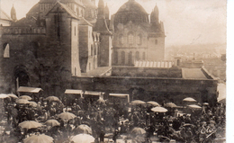 24........DORDOGNE.....PERIGUEUX............LA CATHEDRALE ST FRONT ET LE MARCHE...CARTE PHOTO - Périgueux