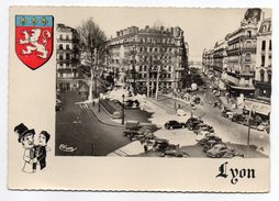 LYON 2° -- Place De La République--Rue Président Carnot (très Animées,voitures),blason-dessin Guignol--pas Très Courante - Lyon 2