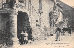 56-LA ROCHE-BERNARD- SUR LE QUAI , UN VIEUX PERRON - La Roche-Bernard