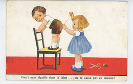 ENFANTS - Jolie Carte Fantaisie Fillette Raccommodant Le Pantalon D'un Petit Garçon Signée JOHN WILLS - Wills, John