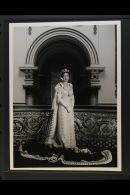 BUCKINGHAM PALACE QEII OFFICIAL PHOTOGRAPH Circa 1960 Glossy Black & White Photograph Of Her Majesty In A Full... - Altri & Non Classificati