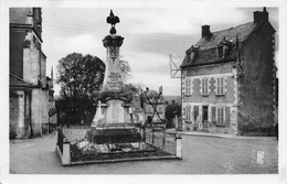 58-POUILLY-SUR-LOIRE- LE MONUMENT AUX MORTS ET PLACE DU MARCHE - Pouilly Sur Loire