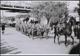 Cca 1920 Budapest, Katonai Alakulat Vonulása, 3 Db Vintage Negatívról Készült Mai... - Altri & Non Classificati